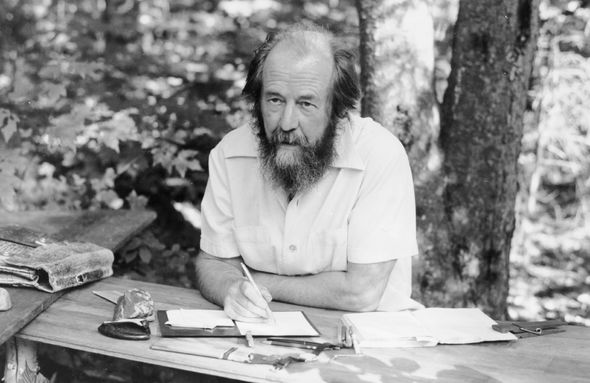 Александр Солженицын на природе с блокнотом для заметок