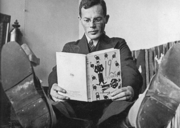 Илья Ильф читает книгу «Двенадцать стульев». Фотограф Елеазар Михайлович Лангман, 1930 год