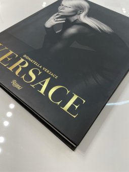 Versace, Tonchi Stefano Versace Donatella Frisa Luisa Maria Blanks Tim Sischy Ingrid купить книгу в Либроруме Versace, Tonchi Stefano Versace Donatella Frisa Luisa Maria Blanks Tim Sischy Ingrid купить книгу в Либроруме